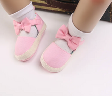 Cargar imagen en el visor de la galería, Zapato tipo Sandalia Con Moño, Bebe, Mod. B.