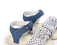 Cargar imagen en el visor de la galería, Zapato tipo Sandalia Con Lunares, Bebe, Mod. C.