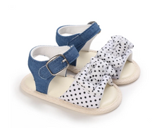 Cargar imagen en el visor de la galería, Zapato tipo Sandalia Con Lunares, Bebe, Mod. C.