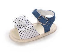 Cargar imagen en el visor de la galería, Zapato tipo Sandalia Con Lunares, Bebe, Mod. C.