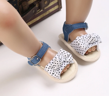 Cargar imagen en el visor de la galería, Zapato tipo Sandalia Con Lunares, Bebe, Mod. C.