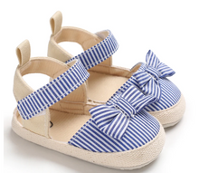 Cargar imagen en el visor de la galería, Zapato tipo Sandalia a Rayas Blanco con Azul, Bebe, Mod. G.