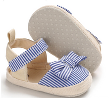 Cargar imagen en el visor de la galería, Zapato tipo Sandalia a Rayas Blanco con Azul, Bebe, Mod. G.