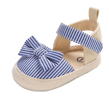 Cargar imagen en el visor de la galería, Zapato tipo Sandalia a Rayas Blanco con Azul, Bebe, Mod. G.