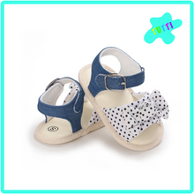 Cargar imagen en el visor de la galería, Zapato tipo Sandalia Con Lunares, Bebe, Mod. C.