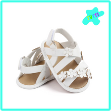 Cargar imagen en el visor de la galería, Zapato tipo Sandalia Con Flores, Bebe, Mod. E.