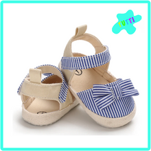 Cargar imagen en el visor de la galería, Zapato tipo Sandalia a Rayas Blanco con Azul, Bebe, Mod. G.