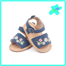 Cargar imagen en el visor de la galería, Zapato tipo Sandalia Mezclilla con Flores, Mod. I.