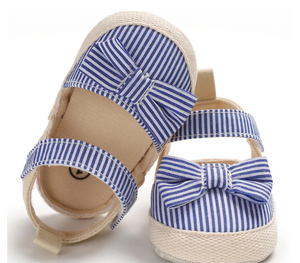 Zapato tipo Sandalia a Rayas Blanco con Azul, Bebe, Mod. G.